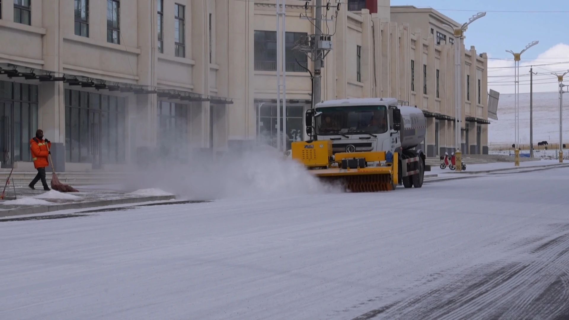 迅速行动应对2025年初雪 打好城市道路清雪保畅“主动战”.jpg